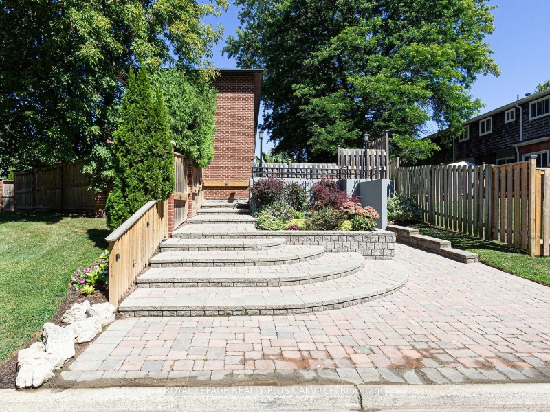 2062 Lakeshore Rd, Oakville, Ontario L6L 1G7,W9345810