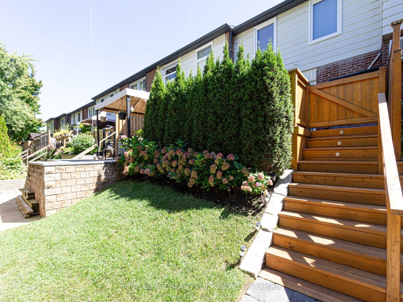 2062 Lakeshore Rd, Oakville, Ontario L6L 1G7,W9345810