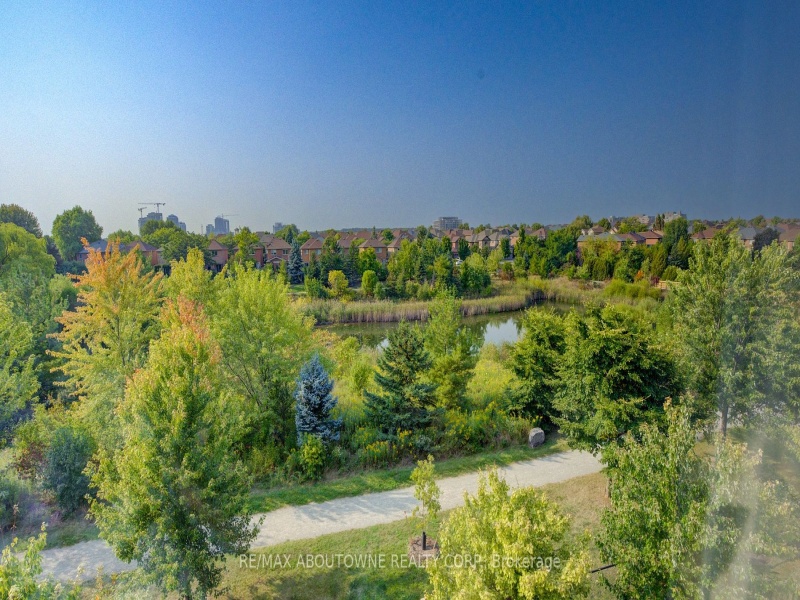 300 Ravineview Way, Oakville, Ontario L6H 7J1,W9369232