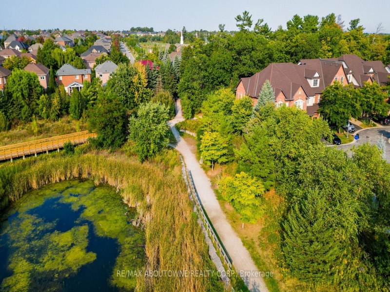 300 Ravineview Way, Oakville, Ontario L6H 7J1,W9369232