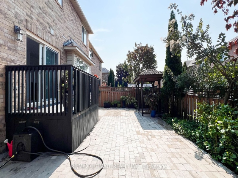 2598 Dashwood Dr, Oakville, Ontario L6M 4C2,W9346174