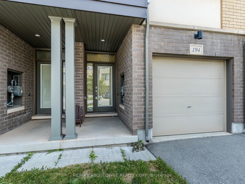 194 Huguenot Rd, Oakville, Ontario L6H 0L4,W9367047