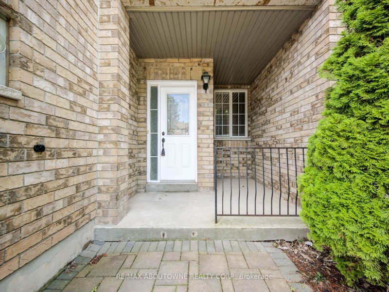 2431 Newcastle Cres, Oakville, Ontario L6M 4P9,W9375461