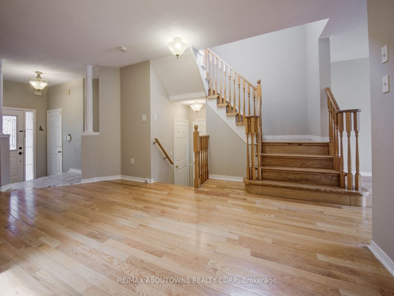 2431 Newcastle Cres, Oakville, Ontario L6M 4P9,W9375461